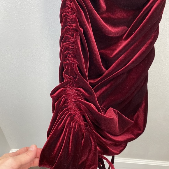 House of Harlow 1960 crimson red wine velvet dress one shoulder - Picture 3 of 6